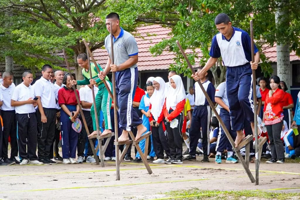 Belajar Keseimbangan dari Egrang, Permainan Tradisional yang Sarat Makna