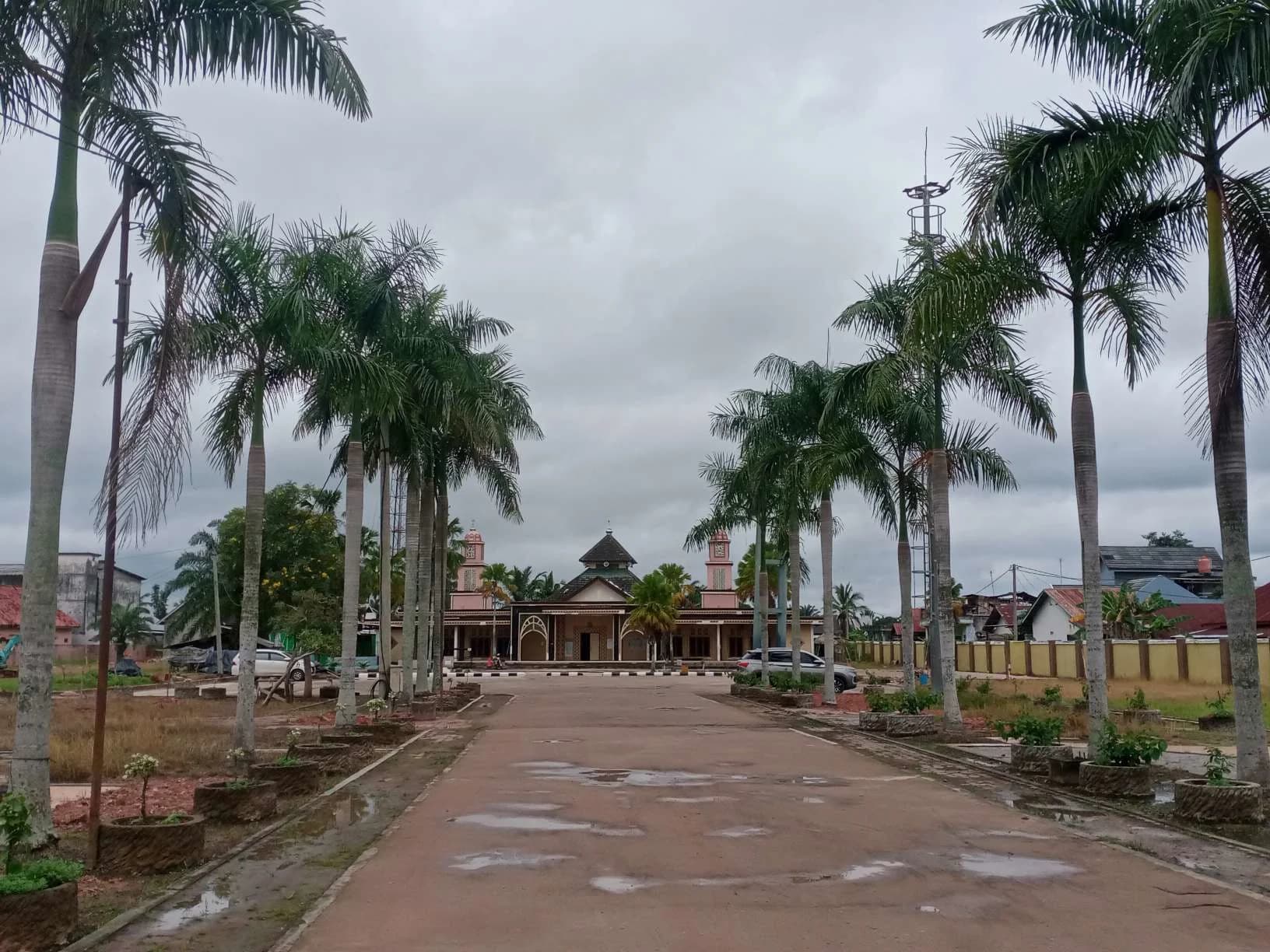 Sungai Lilin memiliki satu titik yang nyaris tak pernah sepi: Masjid Agung Darussalam Sungai Lilin.