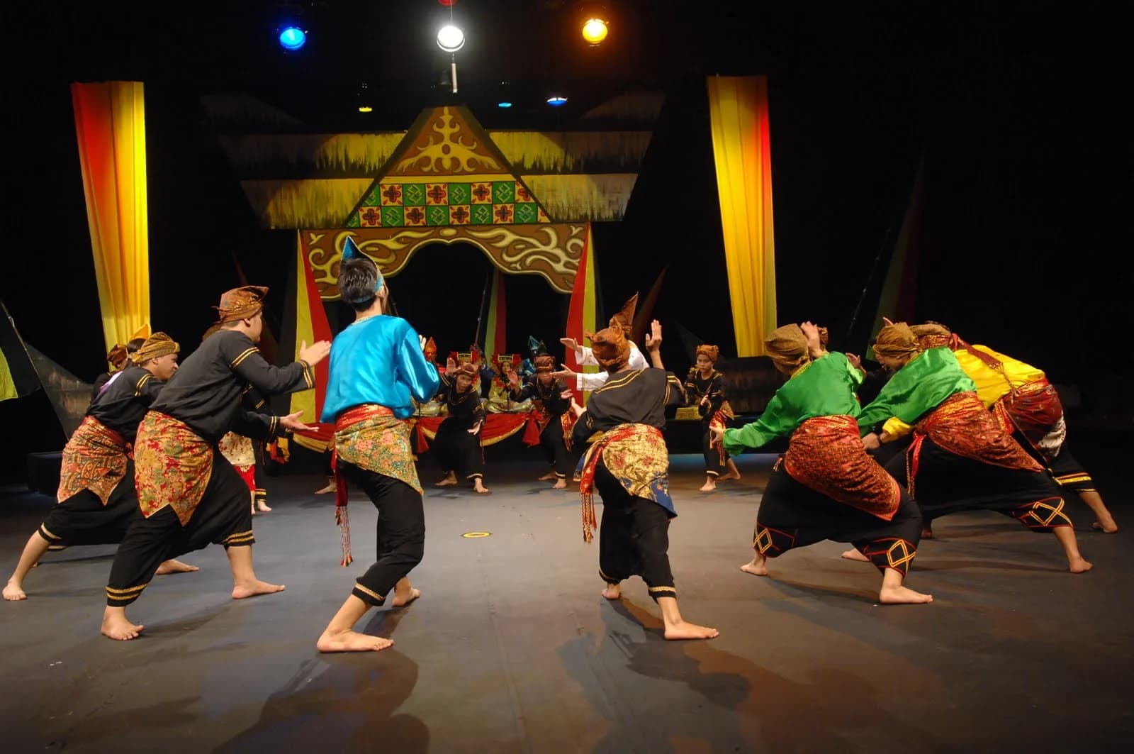 Tari Randai Minangkabau: Warisan Budaya yang Menghidupkan Cerita dan Nilai Adat Tari Randai Minangkabau: Warisan Budaya yang Menghidupkan Cerita dan Nilai Adat