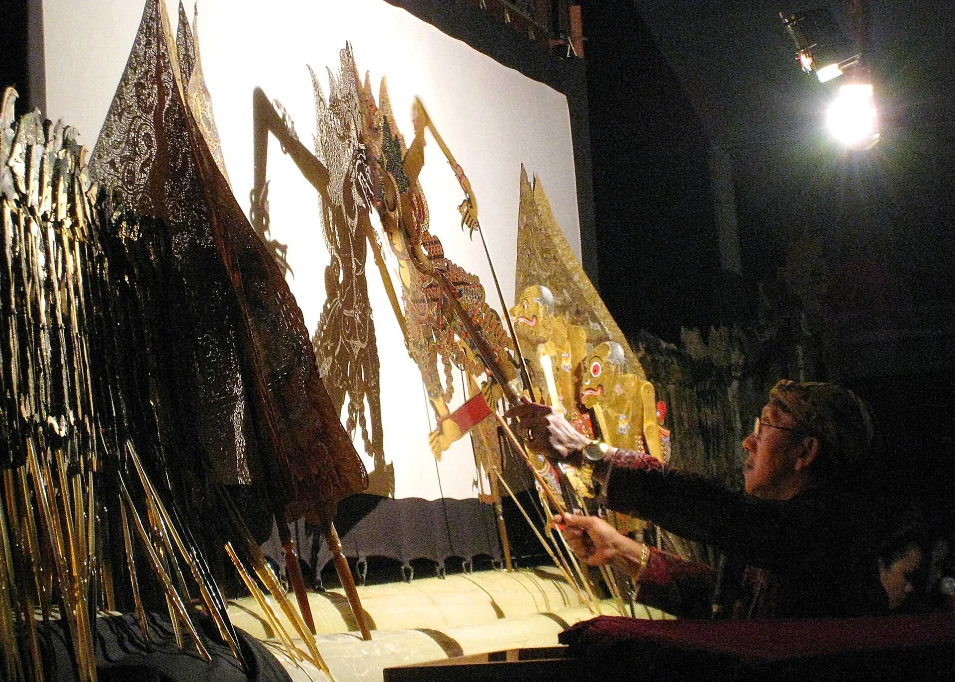 Wayang Kulit, Budaya Nusantara Tetap Bertahan di Era Modern Wayang Kulit, Budaya Nusantara Tetap Bertahan di Era Modern